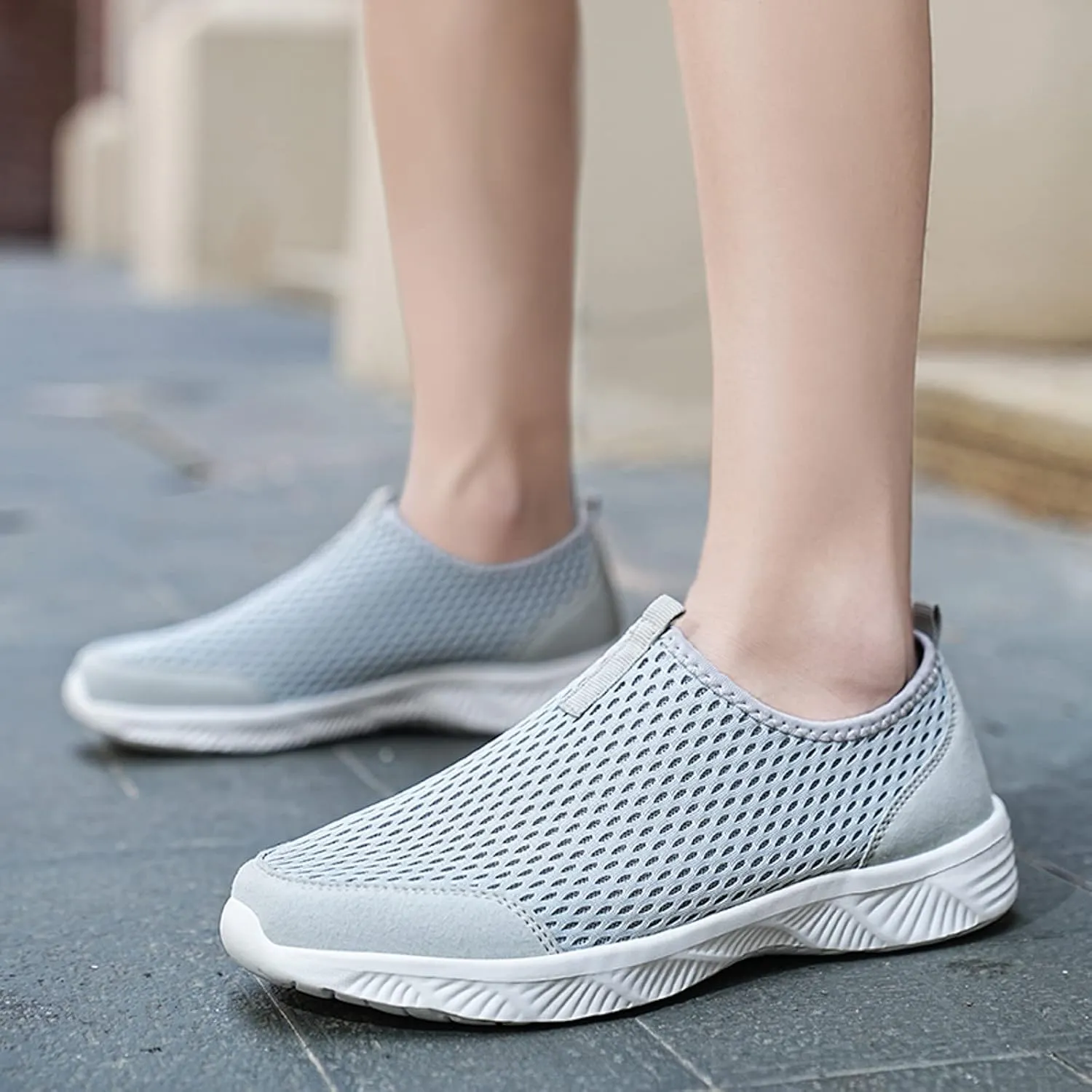 Men Sports Shoes Fashionable Simple and Pure Color Mesh Hollowed Out Breathable Comfortable and Men's Sneaker