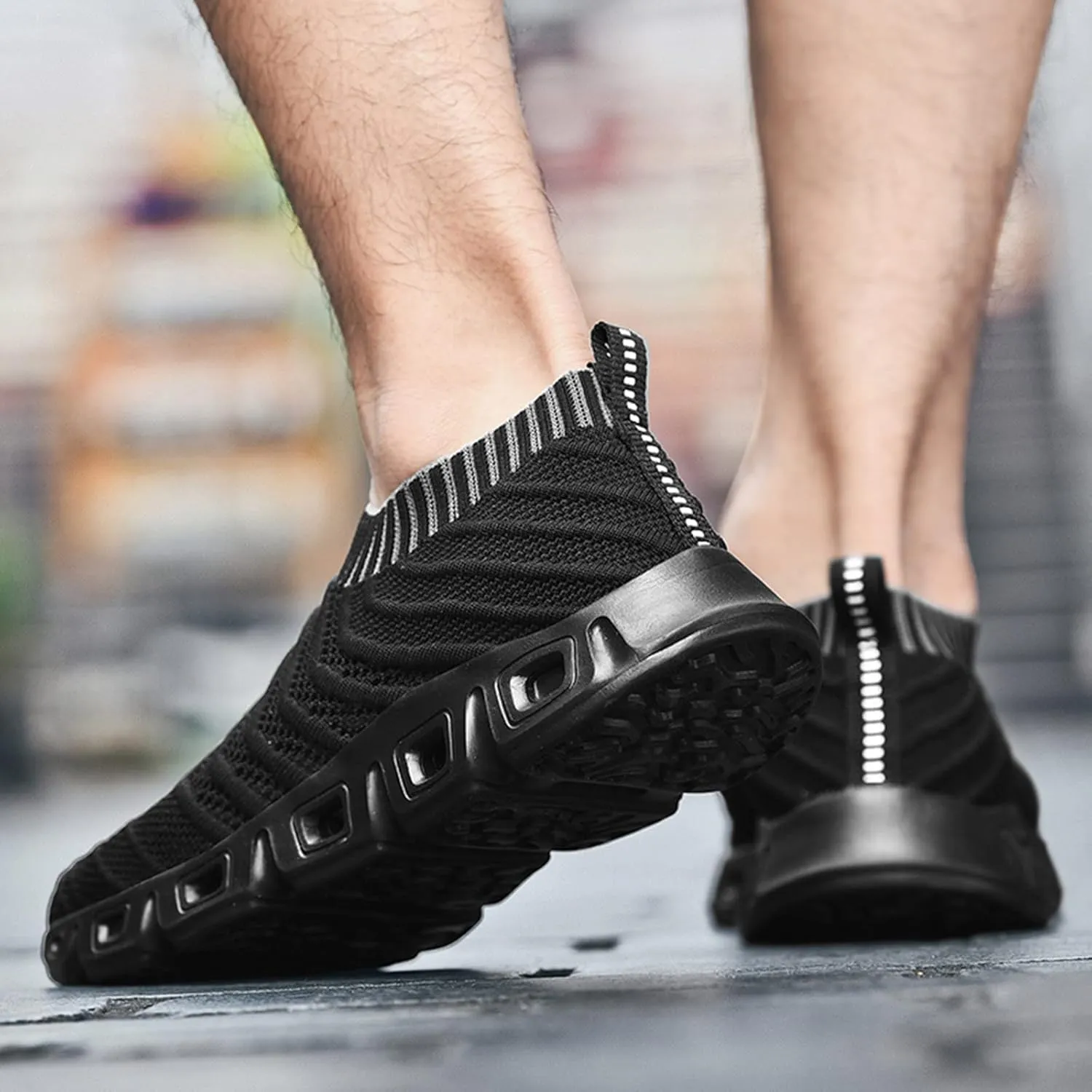 Men Sports Shoes Spring and Summer Fashionable New Pattern Breathable Mesh Sneaker Rack for Men Bedroom Shoes